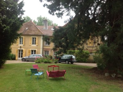 Très belle demeure en lisière de village avec grand parc doté d'arbres remarquables