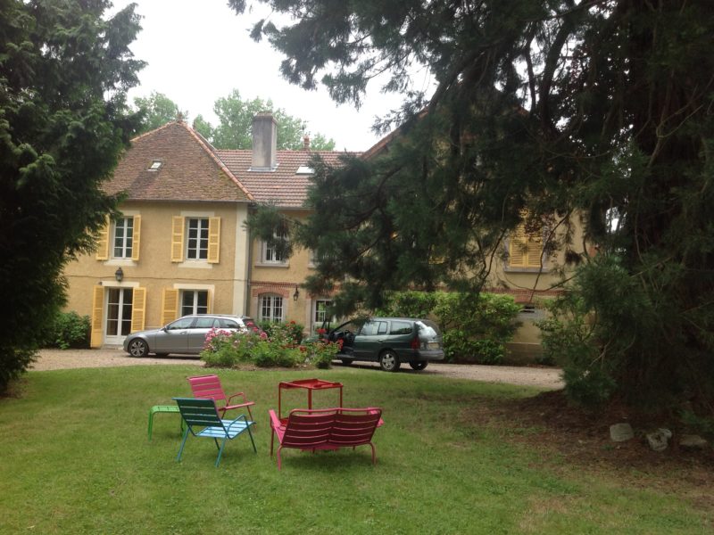 Très belle demeure en lisière de village avec grand parc doté d'arbres remarquables