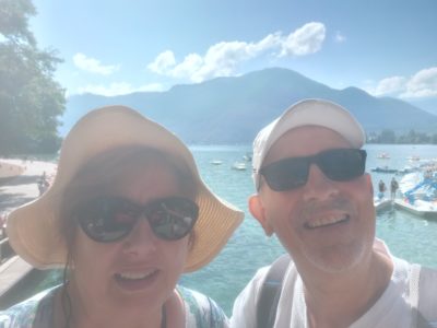 Evelyne et Roger, gardent votre bien, pouponnent vos animaux et entretiennent votre extérieur.