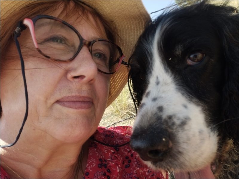 Evelyne et Roger, gardent votre bien, pouponnent vos animaux et entretiennent votre extérieur.