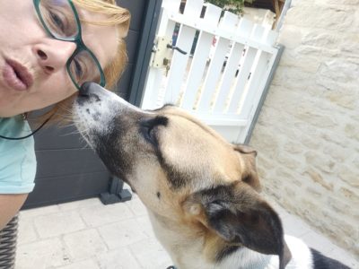 Evelyne et Roger, gardent votre bien, pouponnent vos animaux et entretiennent votre extérieur.